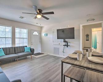 The River House 5 Mi to Heart of Old Town! - Bay Saint Louis - Living room