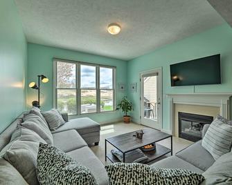 Bright Manistee Condo with Beach and Pool Access! - Manistee - Living room