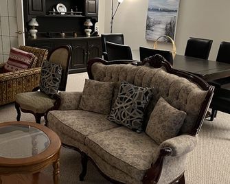 Beautiful Waterfront Cottage - Orange Corners - Living room