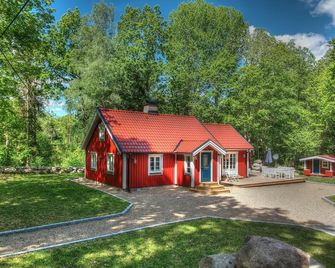 Swedish idyll - dreamlike secluded location - close to the lake - sauna - pool table - 뉘브로 - 건물