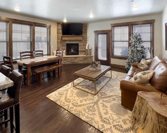 Ideal Condo 2 Minute Drive to Deer Valley - Heber City - Living room