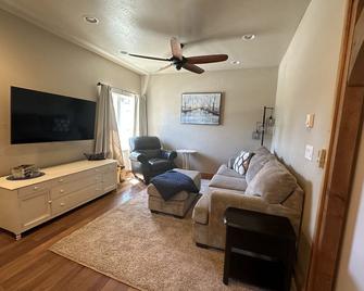 Downtown 2 Bedroom Ellensburg Home - Ellensburg - Вітальня