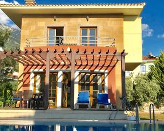 Perfect location 2 minutes to all amenities, bars/bus/restaurants and shops. - Ölüdeniz - Building