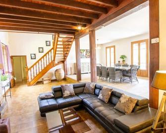 Maison Spacieuse Avec Piscine Privee, Wi - Lanouaille - Living room