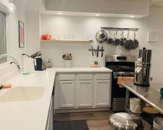 Cheery Black House Filled with Light Close to Downtown - Wilkes-Barre - Kitchen