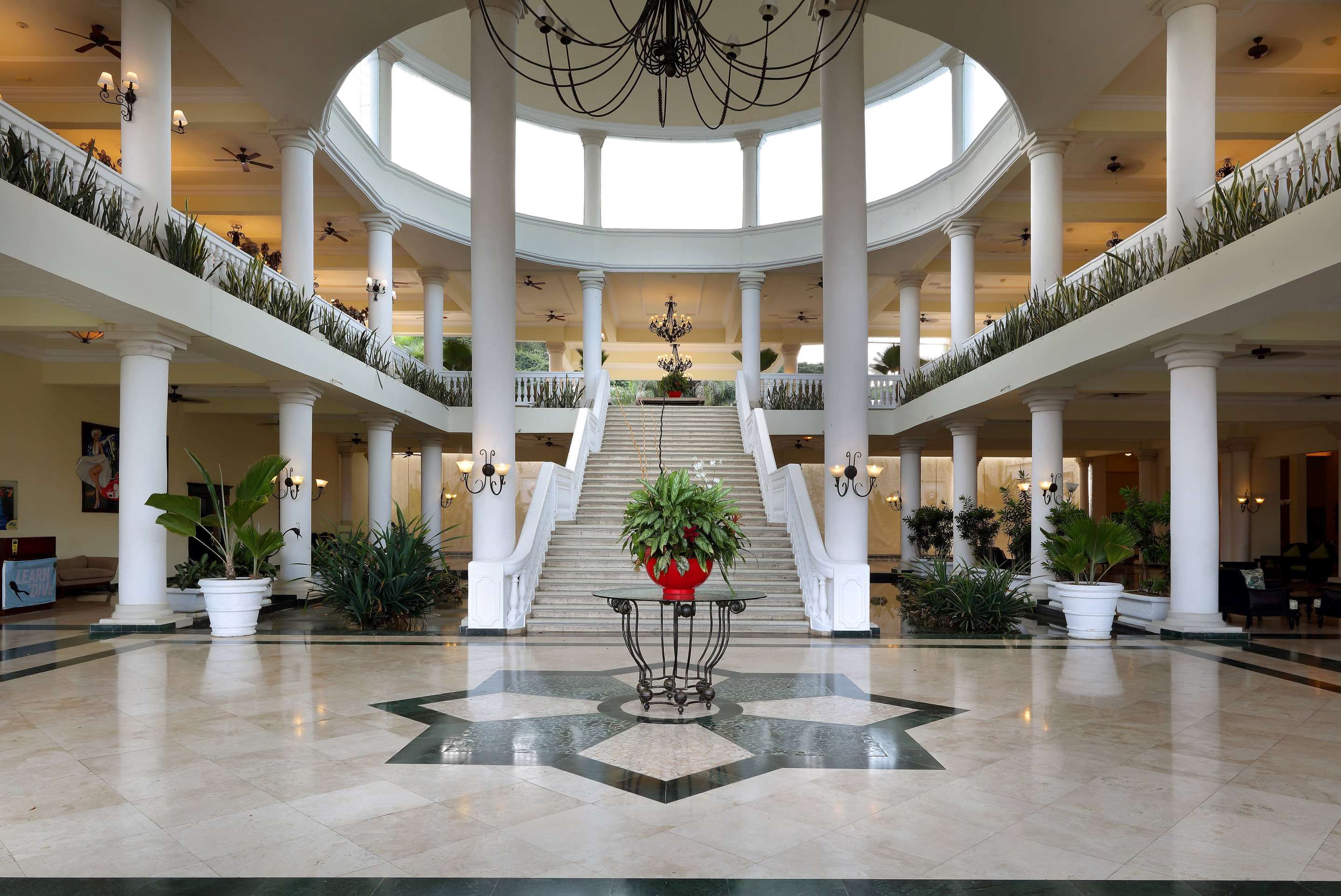 Grand Palladium Lady Hamilton Resort & Spa