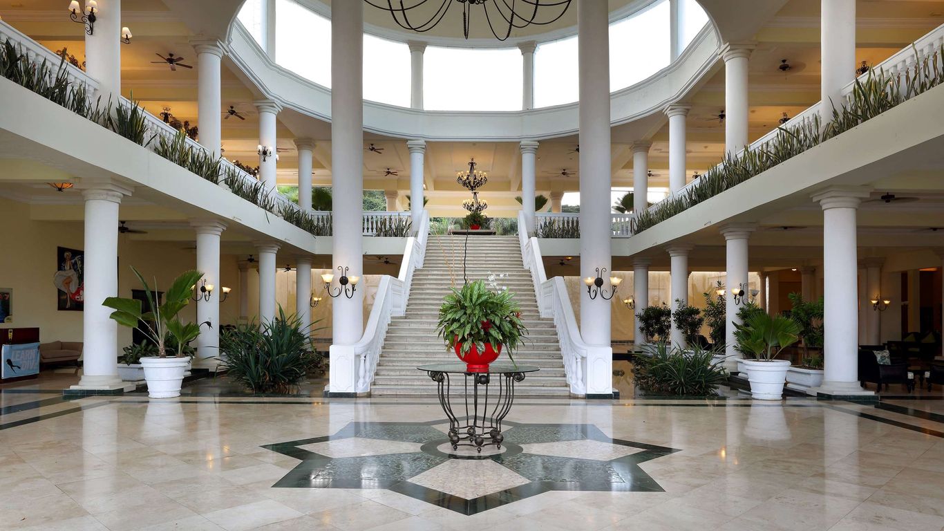 Grand Palladium Lady Hamilton Resort & Spa