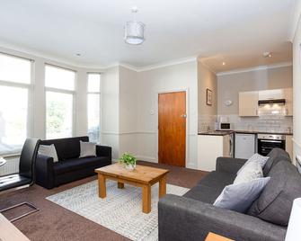 The Cotswold - Westcliff-on-Sea - Living room