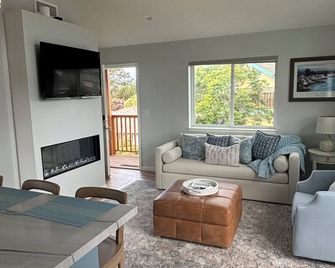Sunny, Modern Cottage w/ Stunning Views, Steps from Beach & Natural Bridges - Santa Cruz - Living room