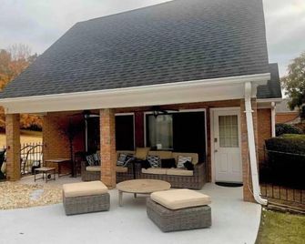 Beautiful 1 bedroom guess house with a pool table - Conyers - Patio
