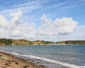 Bwthyn Defaid, Nefyn - Pwllheli - Beach