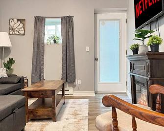 Cozy Retreat with Netflix & Work Desk - Fort Erie - Living room