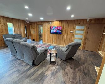 Cozy 2-bedroom cabin near fabulous Barnes WI - Solon Springs