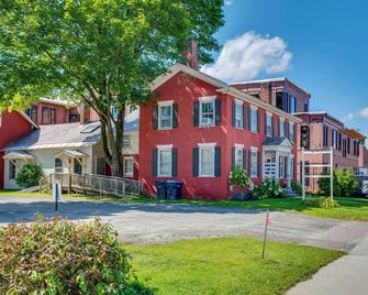 15 Mi to Stowe Mountain Resort: Main Street Studio - Waterbury - Building