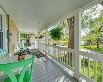 Quaint and Family-Friendly Watertown Farmhouse! - Watertown - Balcony
