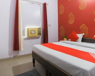 OYO Flagship 67590 Krishna Vedanand Residency - Greater Noida - Schlafzimmer