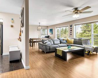 Large Home, Waterviews, Central Location to Rocks/ Fundy - Fundys Lost Lobster - Harvey Bank - Sala de estar