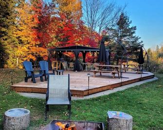 Oberge Inn - Val-David - Патіо