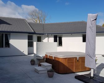 Bruntwoodlodge - Adults Only - Tamahere - בריכה