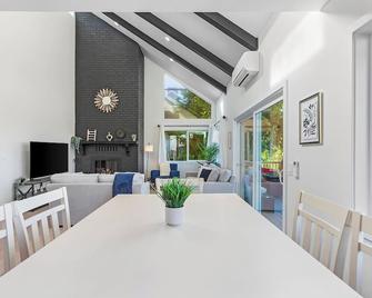 Peaceful Island Getaway Port Susan views - Camano Island - Dining room