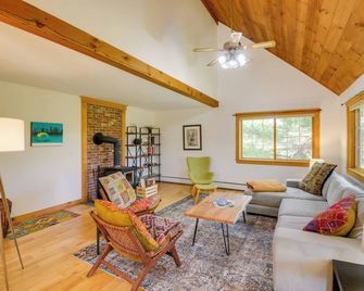 Charming Putney Home Porch, Grill and Hiking Trails - Putney - Living room