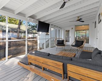 2 Mi to Downtown Austin Family Home with Porch! - Austin - Balcón