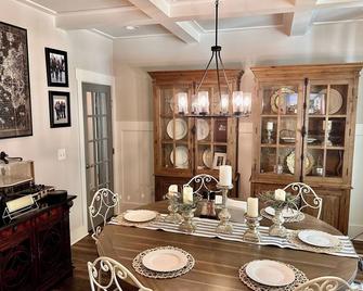 Luxury Farmhouse decor to the hilt!1 acre gated. RV & boat space plus camping! - Dawsonville - Comedor