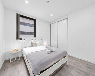 Burwood 1Br apt nearTrainShopping street parking - Sydney - Bedroom