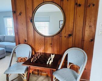 Chagrin Falls light filled 2 bed 1 bath a Mile from the Village - Chagrin Falls - Dining room