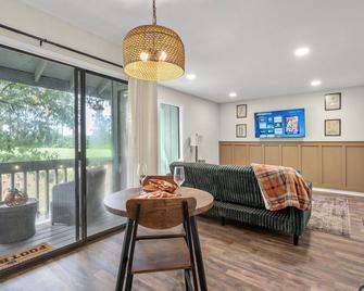 The Club House, 1-bedroom condo with WiFi, on the 18th hole in welcoming Daphne - Daphne - Living room