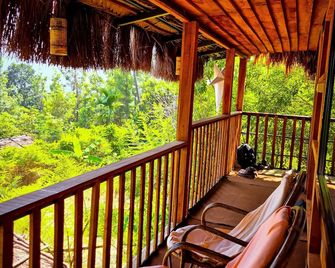 Nature Tones By Brdge Hospitality - Devikolam - Balkon