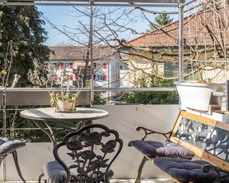 Cosy Holiday Flat 'Zimmer Mit Kochnische Kletterrose' Close To The Old Town Centre With Balcony, Garden, Barbecue, Wi-Fi & Tv; Parking For A Fee, Pets Allowed - Kreuzlingen - Balkón