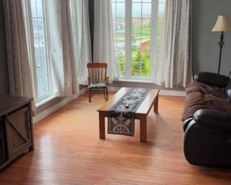 Peaceful 2-bedroom house with beautiful view in Saint Anthony - St. Anthony - Sala de estar