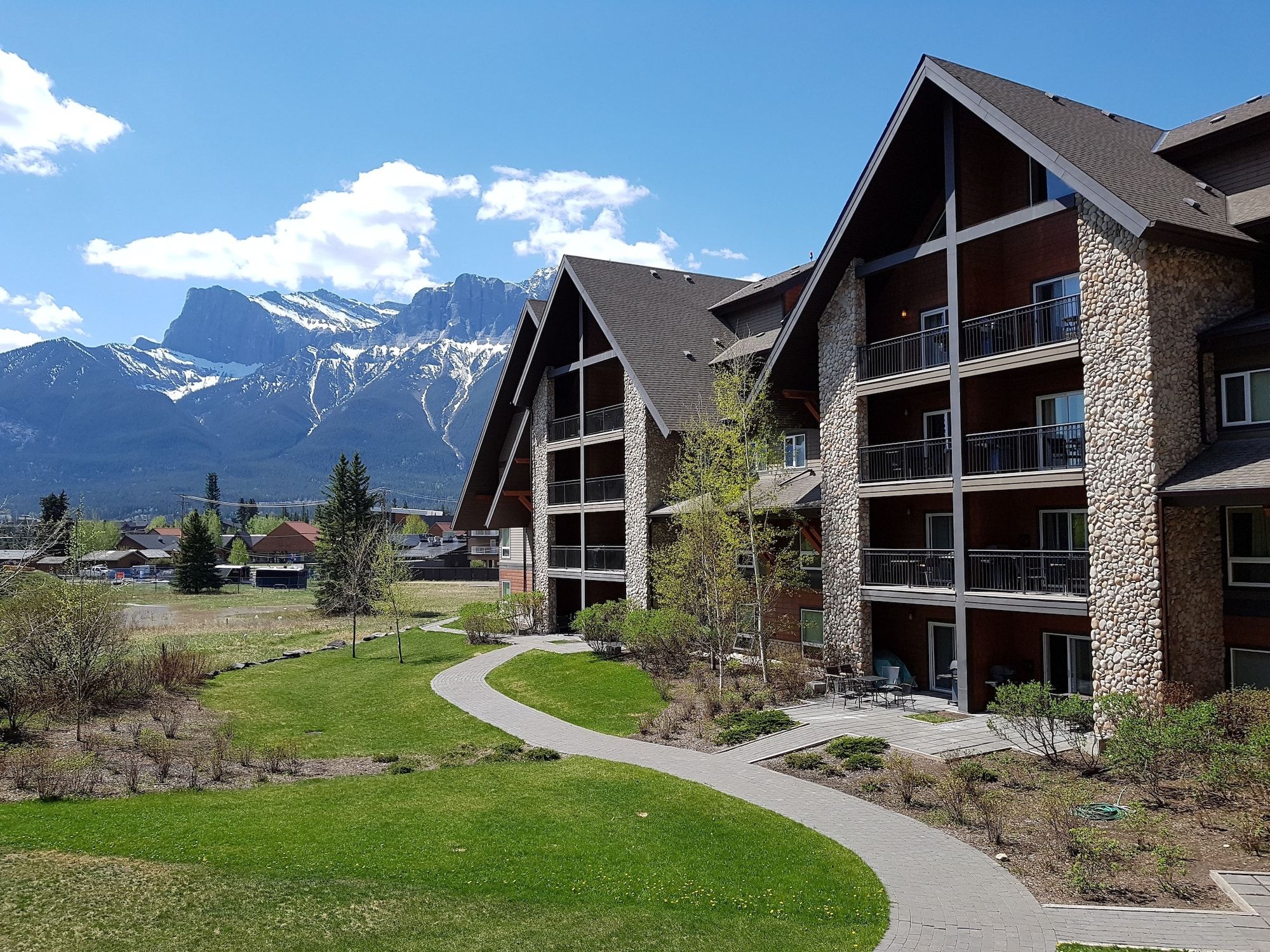 Paradise Resort Vacations - Canmore - Bâtiment
