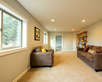 Contemporary Farm House - Hillsboro - Sala de estar