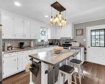 Charming 3 Bdrm W/ Game Room & King Sized Bed And Tv In Every Room - Warner Robins - Kitchen