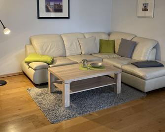 gepflegte Ferienwohnung in ruhiger Lage - Bad Kissingen - Wohnzimmer