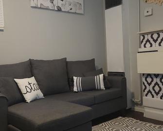 Cozy downtown cottage w fenced yard, firepit and covered parking - Colorado Springs - Salon