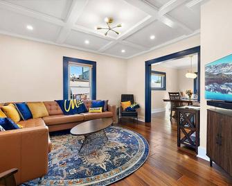 The Little Big House 7-Bed Home in Downtown Ann Arbor - Ann Arbor - Salon