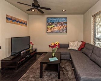 Boutique Hotel - Minutes from Magnolia Market/ Downtown - Waco - Living room