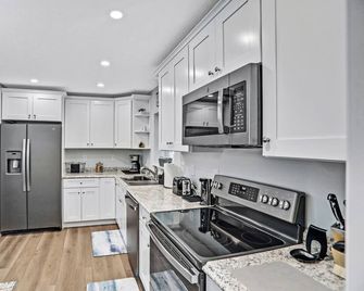 Sparkling 3-bedroom house with AC in Palatka - Palatka - Küche