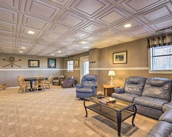 Cozy Caymus Cabin about 3 Miles to Callaway Gardens! - Pine Mountain - Lounge