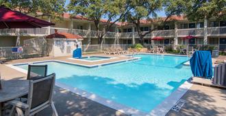 Motel 6 Dallas - Addison - Addison - Zwembad
