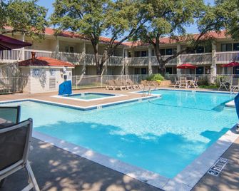 Motel 6 Dallas - Addison - אדיסון - בריכה