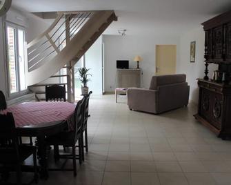 Maison confortable en campagne à Bérengeville-la-campagne + jardin - Conches-en-Ouche - Salle à manger
