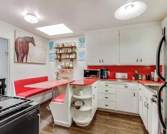 Outer Sunset District Home in San Francisco Sleeps Six with W/D, Parking, Apple TV - San Francisco - Kitchen