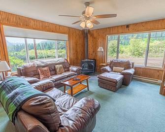 Clear Creek Cabin - Tillamook - Living room