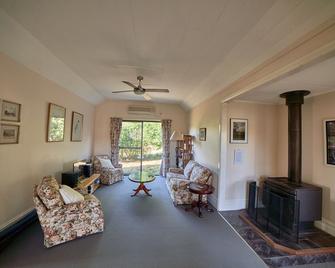 Rose Cottage - a rural retreat on a mixed farm - Neerim - Sala de estar