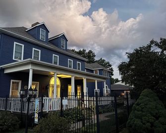 Andor Wenneson Inn - Peterson - Building