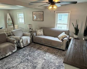 Newly Remodeled 2-Bedroom Unit in Fairport Harbor - Fairport Harbor - Living room